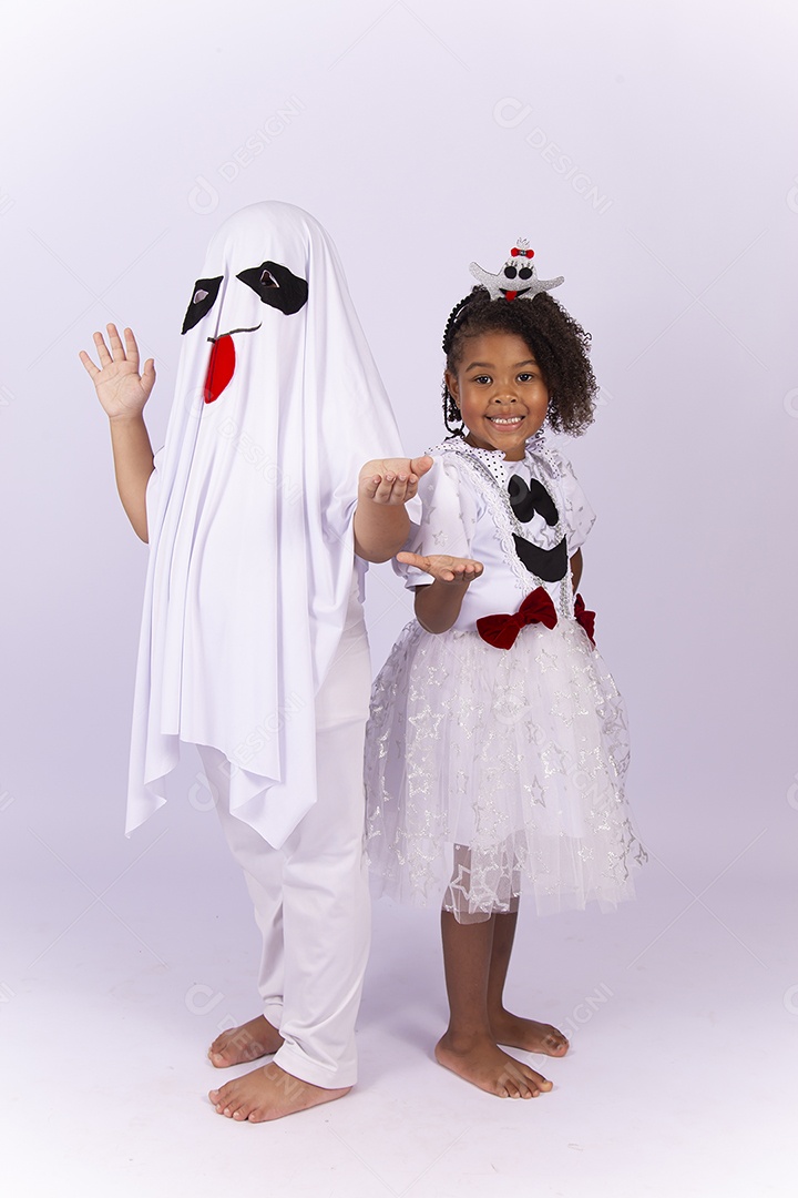 Crianças fantasiadas de fantasma sobre um fundo isolado branco.