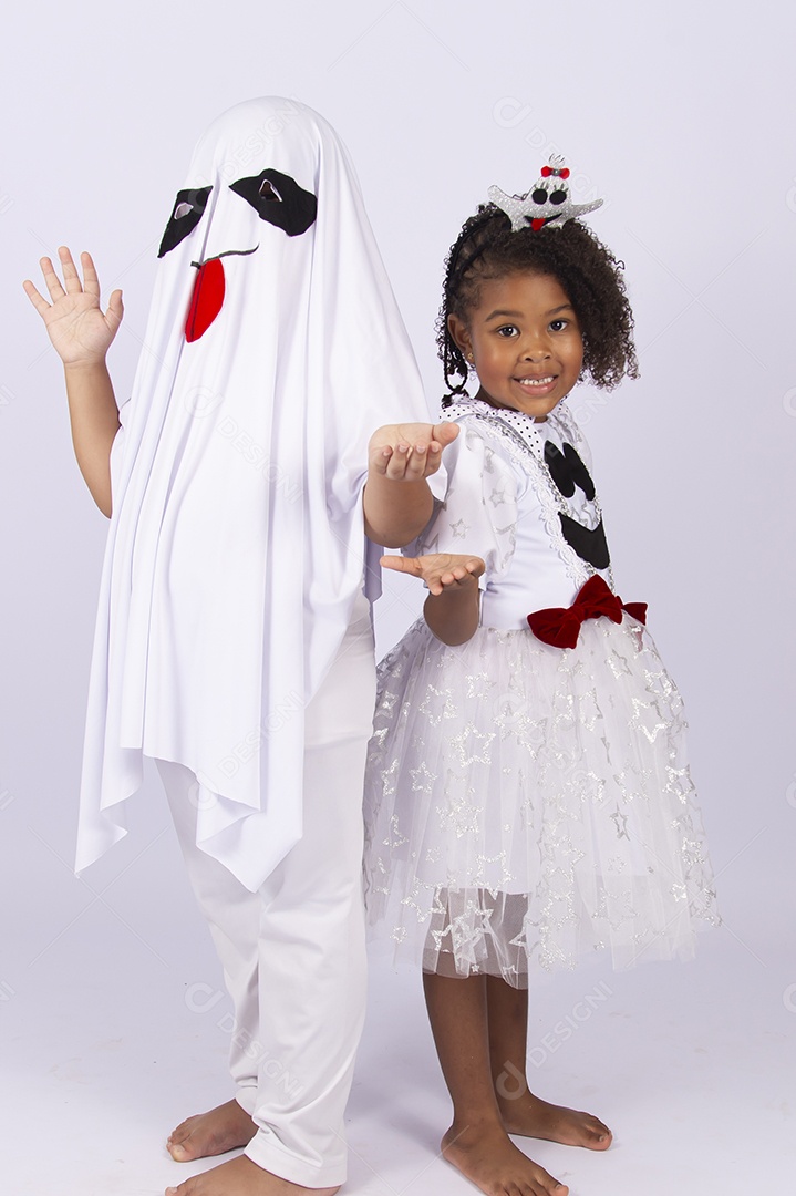 Crianças com fantasias fantasmas.