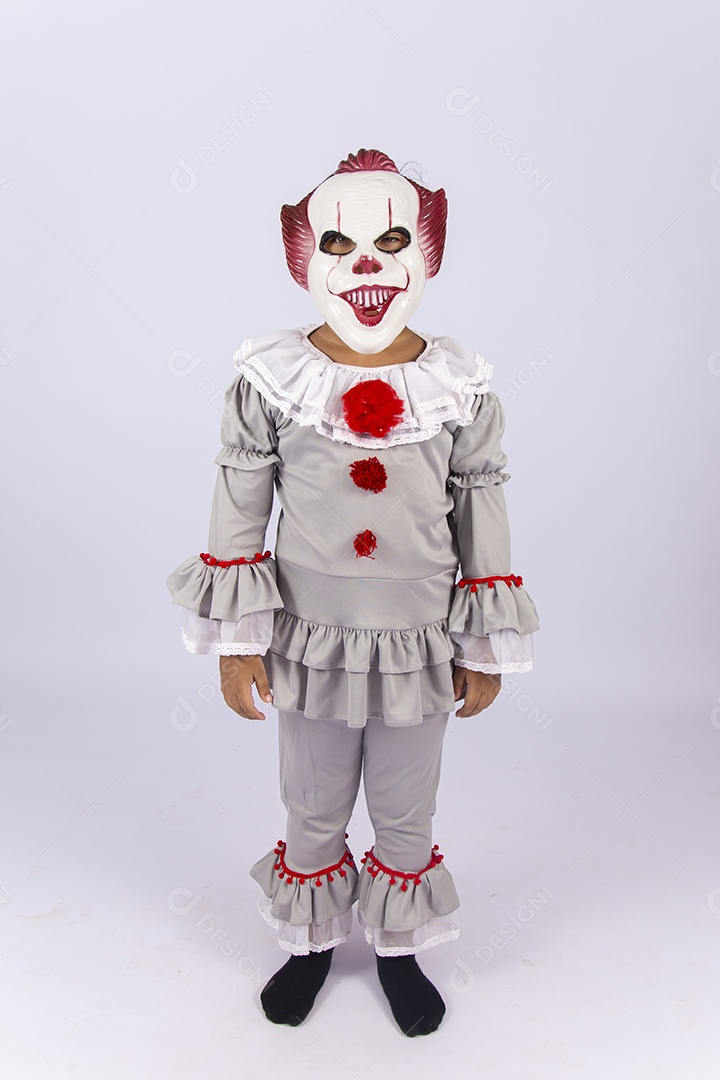 Pessoa fantasiada de palhaço assustador.
