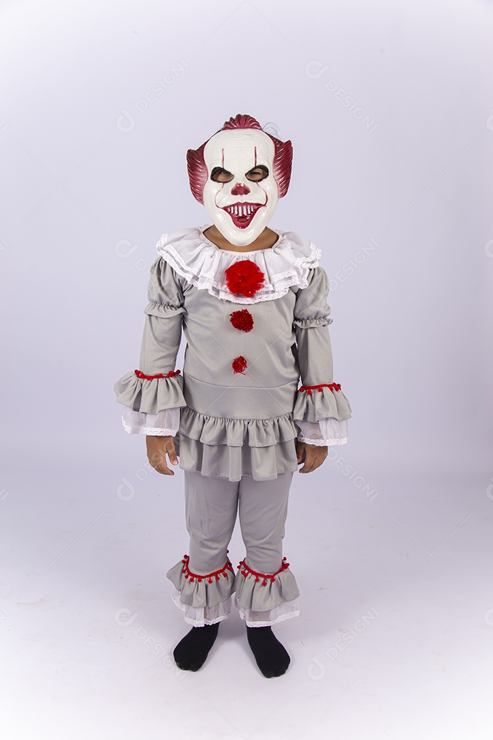Pessoa fantasiada de palhaço assustador.