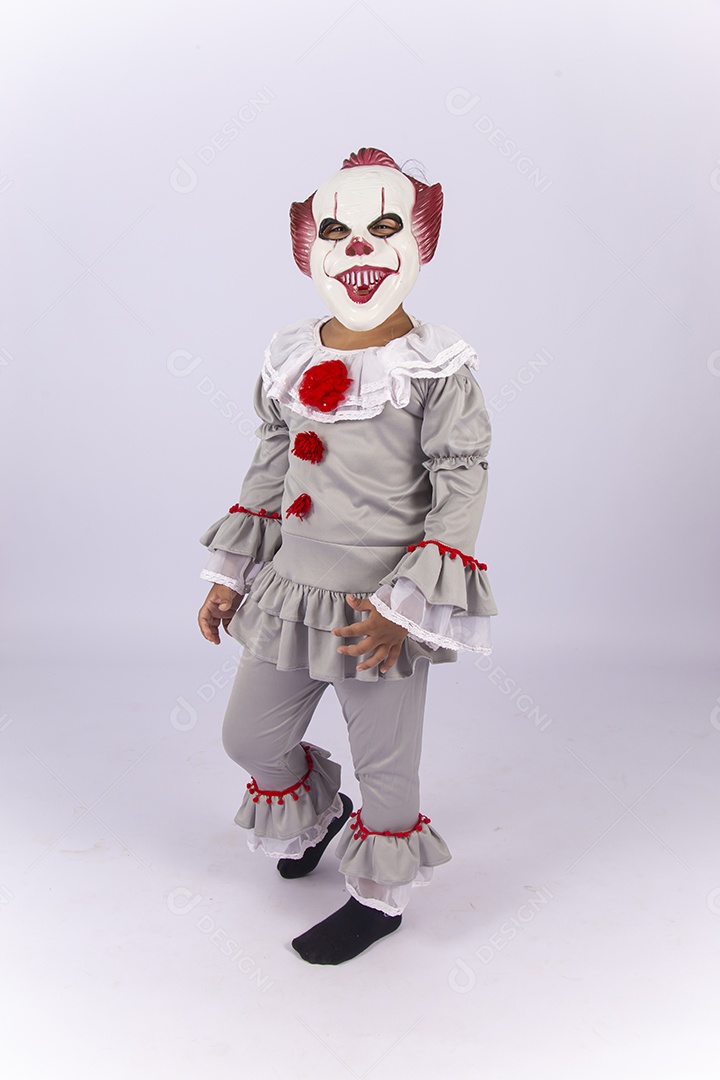 Pessoa fantasiada de palhaço assustador.