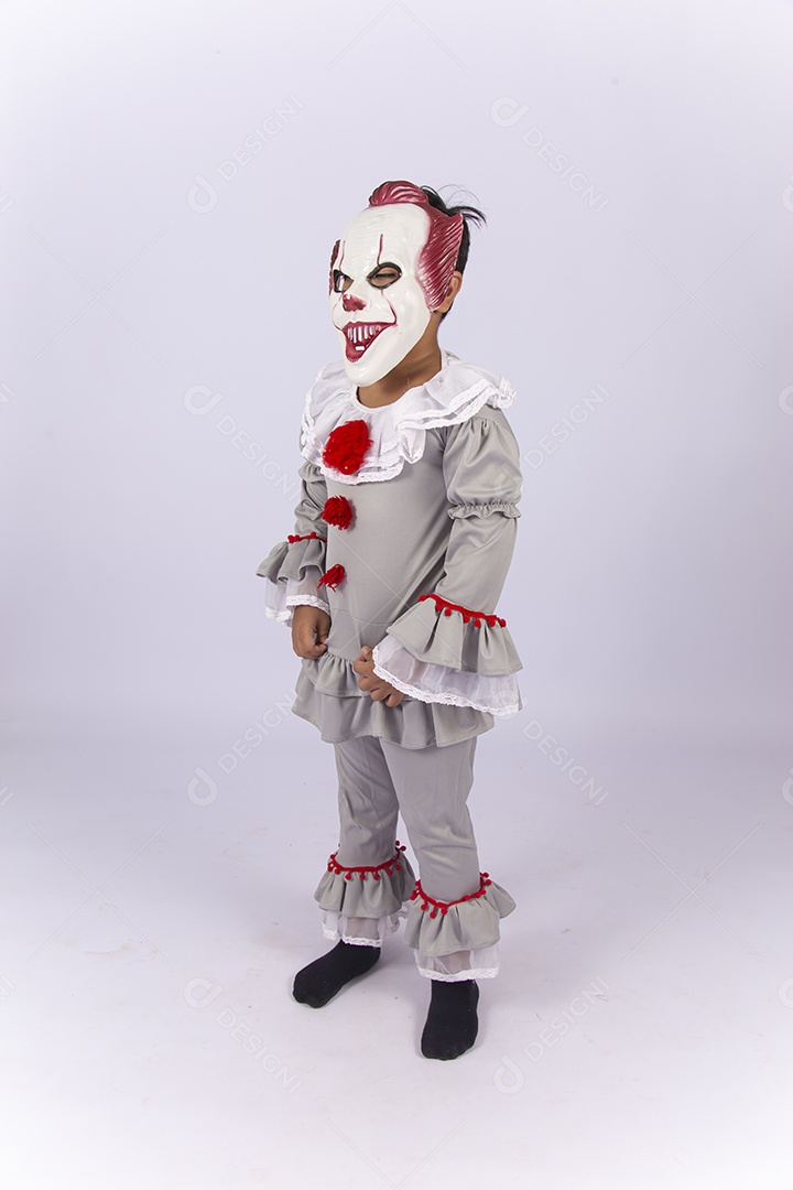 Pessoa fantasiada de palhaço assustador.
