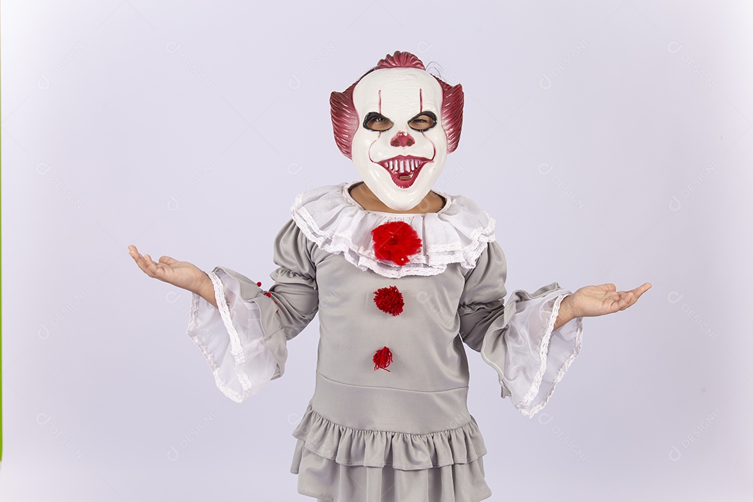 Pessoa fantasiado de palhaço assustador.