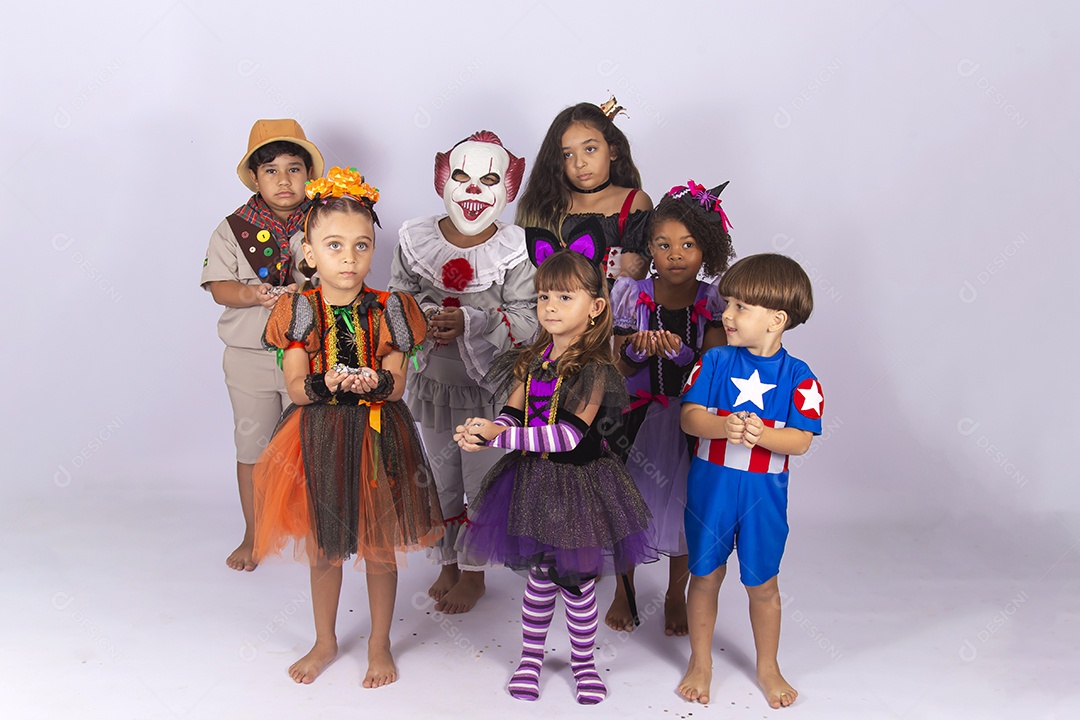 Crianças fantasiadas sobre um fundo isolado branco.