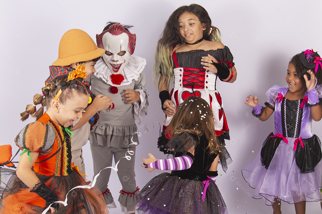 Crianças fantasiadas sobre um fundo isolado branco.