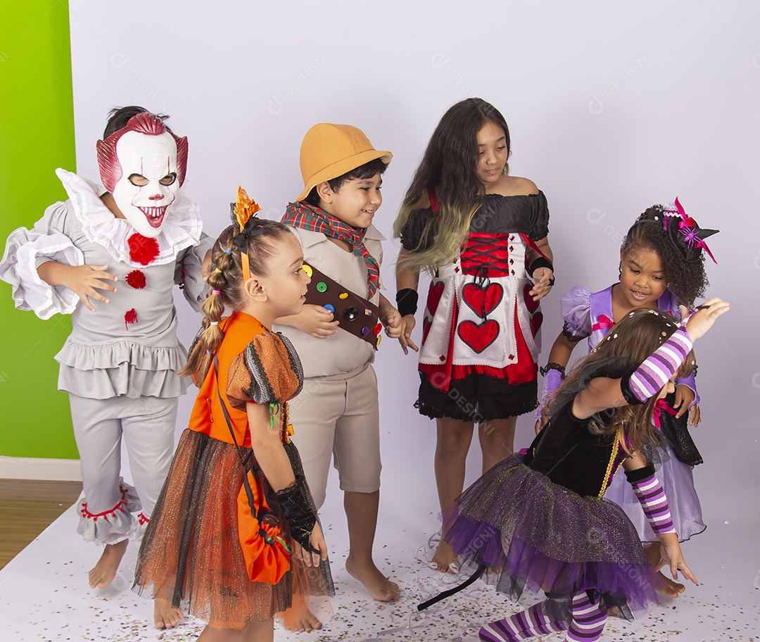 Criança fantasiadas indo para doces ou travessuras