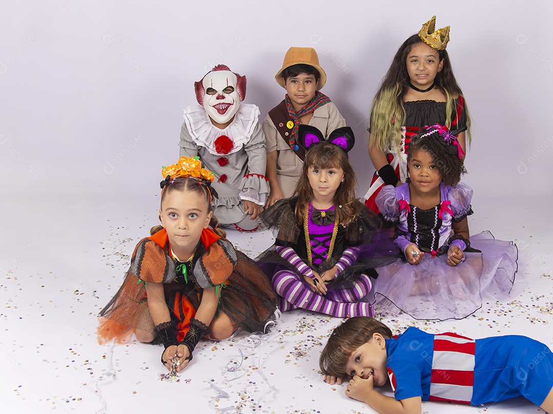 Crianças fantasiadas de Halloween sobre um fundo isolado branco.
