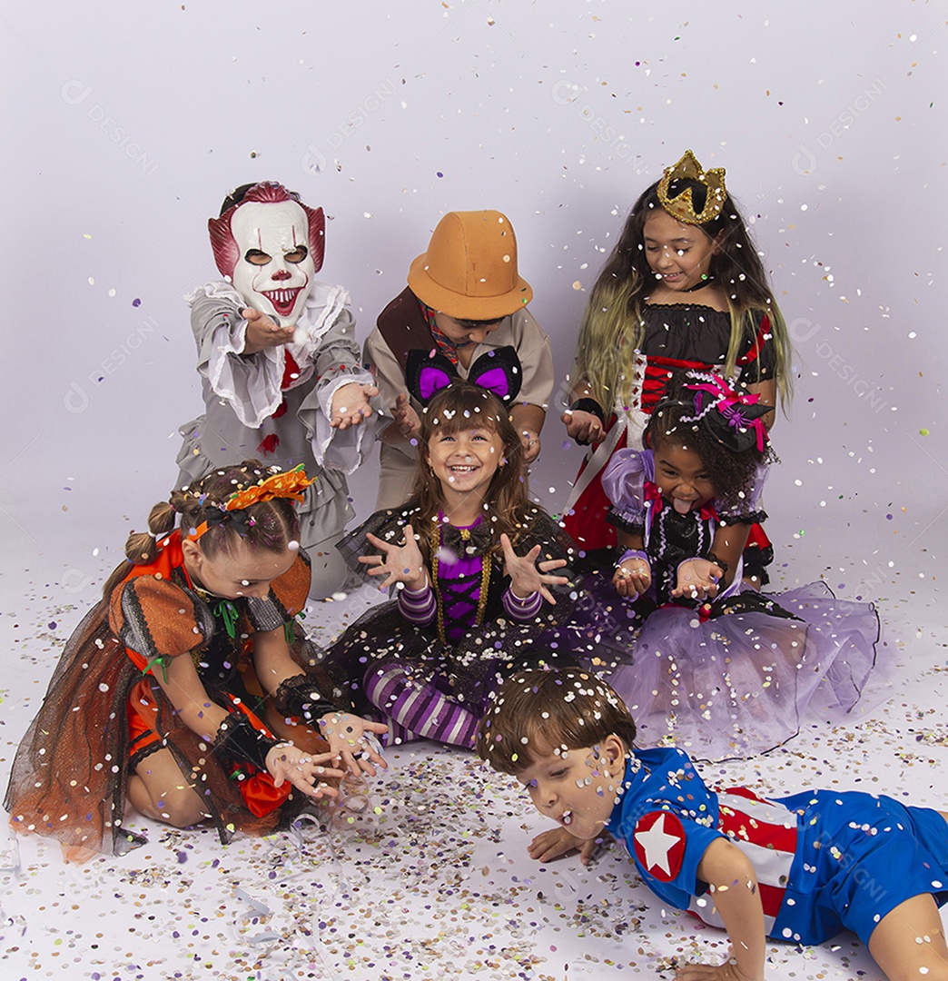 Crianças fantasiadas brincando com confetes.