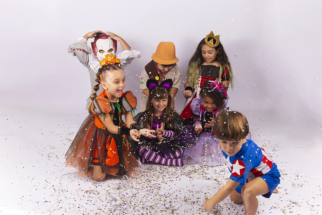 Criança fantasiadas de Halloween brincando com confetes.