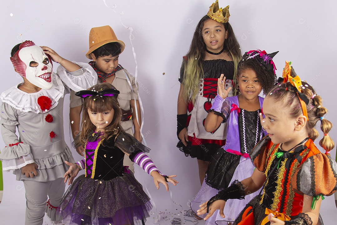 Crianças fantasiadas sobre um fundo isolado branco.