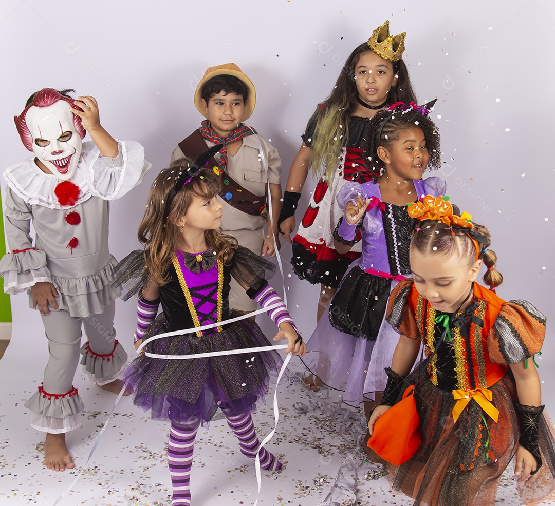 Crianças fantasiadas de Halloween sobre um fundo isolado branco.