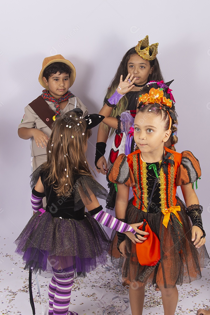 Crianças fantasiadas sobre um fundo isolado branco.