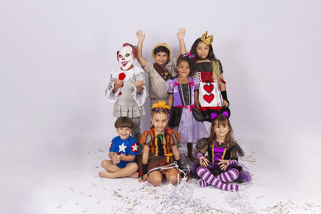 Crianças fantasiadas de Halloween sobre um fundo isolado branco.