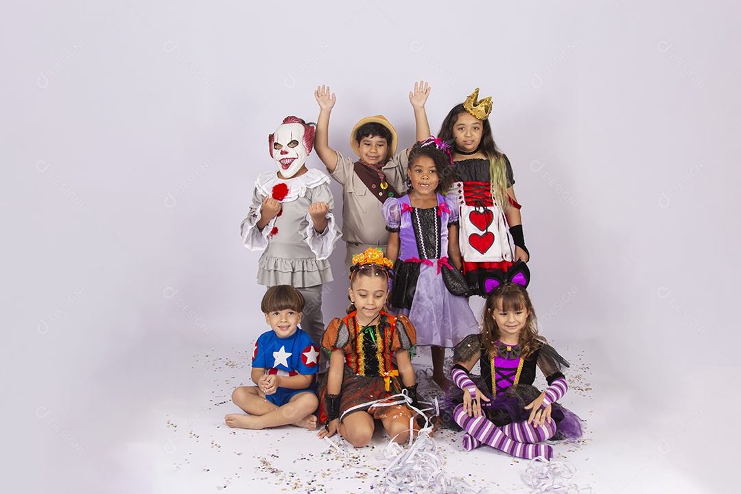 Crianças fantasiadas de Halloween sobre um fundo isolado branco.