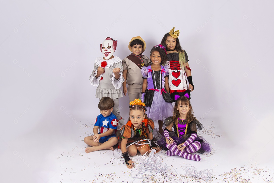 Crianças fantasiadas de Halloween sobre um fundo isolado branco.