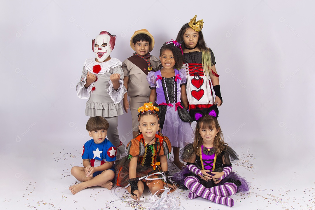 Crianças fantasiadas de Halloween sobre um fundo isolado branco.