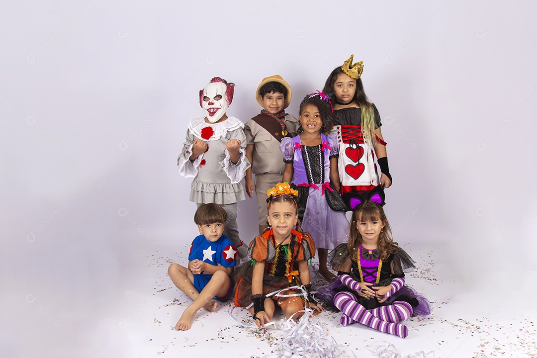 Crianças fantasiadas de Halloween sobre um fundo isolado branco.