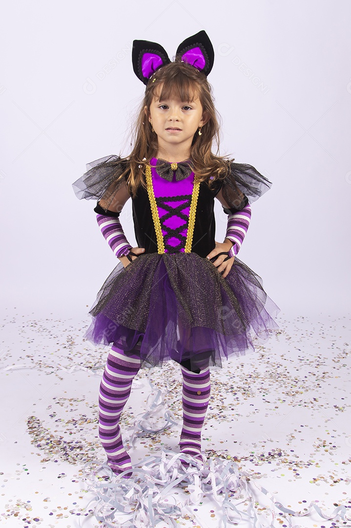 Linda menina fantasiada de bruxa.