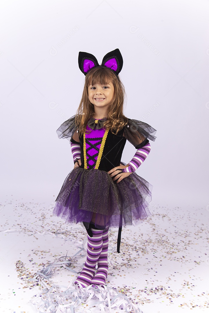 Linda menina fantasiada de bruxa.