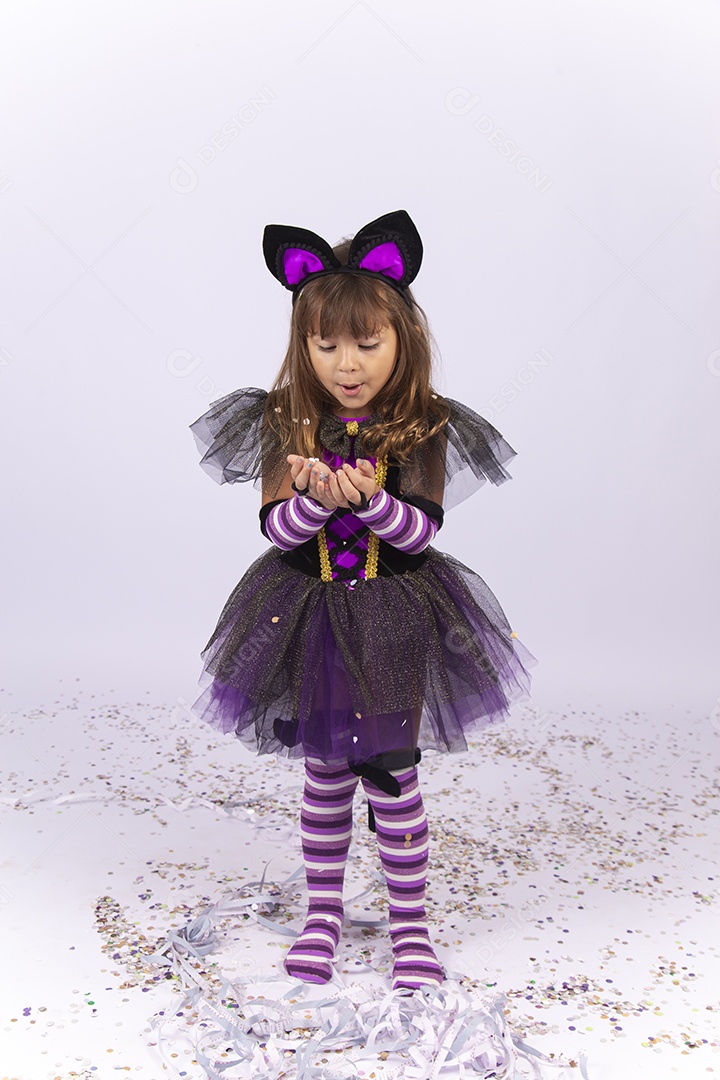 Linda menina fantasiada de bruxa sobre um fundo isolado branco.