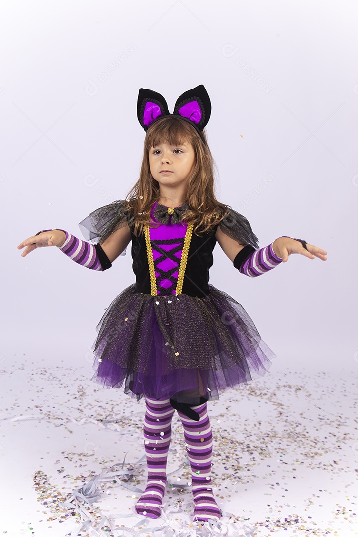 Linda menina fantasiada de bruxa sobre um fundo isolado branco.