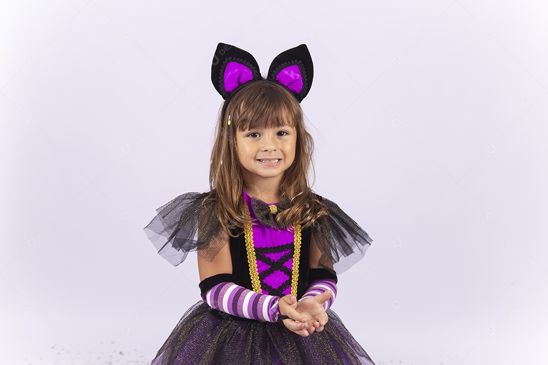 Linda menina fantasiada de bruxa sobre um fundo isolado branco.