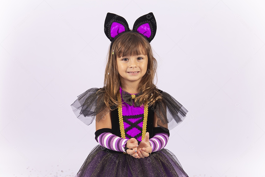 Linda menina fantasiada de bruxa sobre um fundo isolado branco.