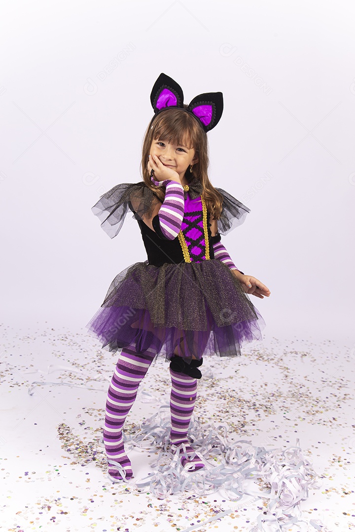 Linda menina fantasiada de bruxa sobre um fundo isolado branco.