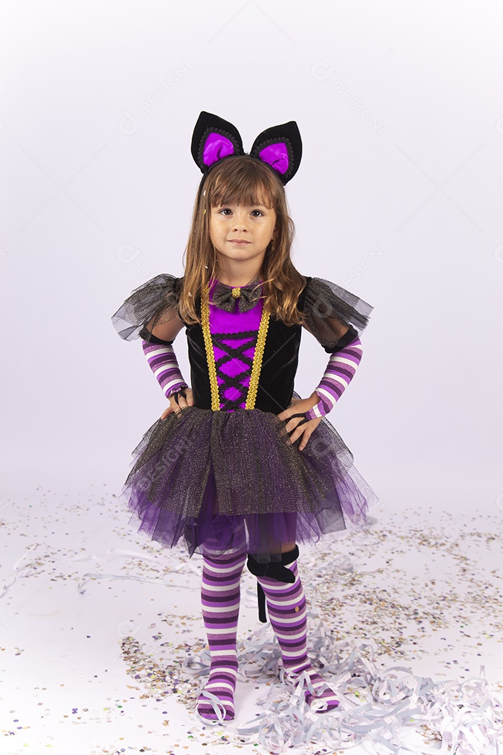 Linda menina fantasiada de bruxa sobre um fundo isolado branco.