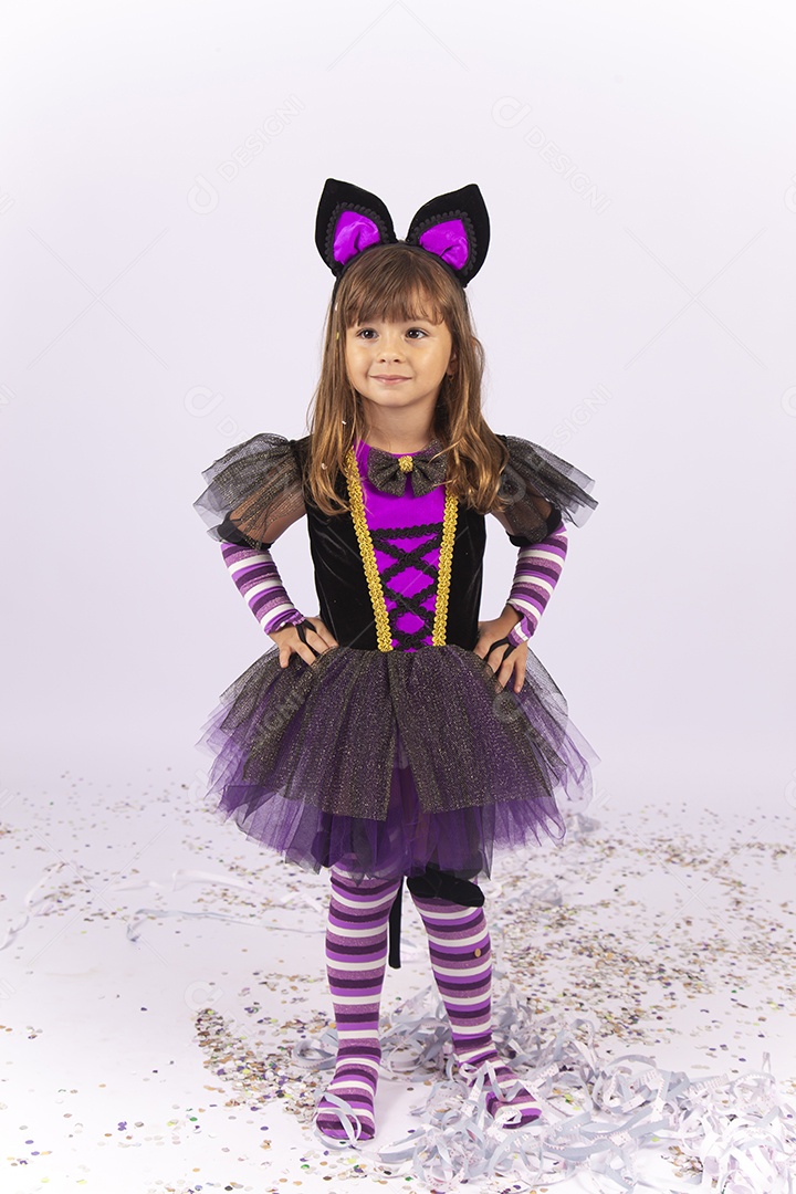 Linda menina fantasiada de bruxa sobre um fundo isolado branco.