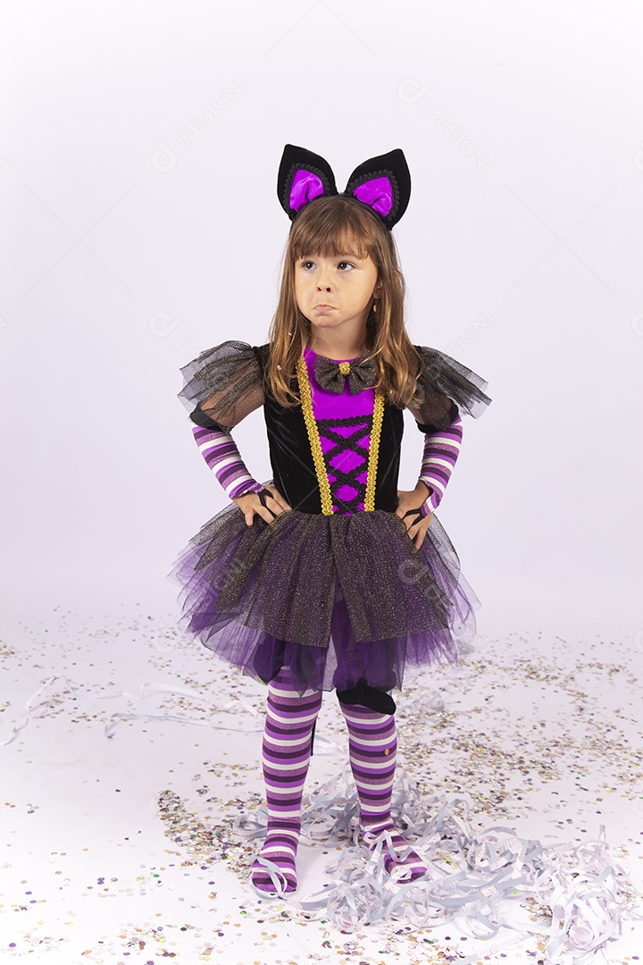 Linda menina fantasiada de bruxa sobre um fundo isolado branco.