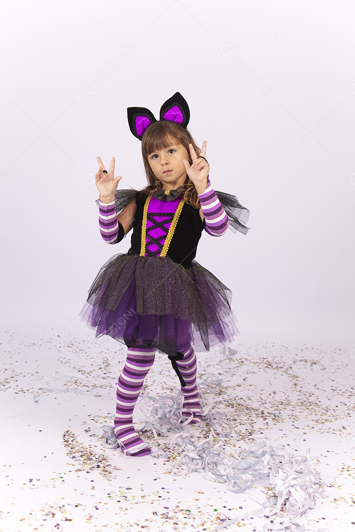 Linda menina fantasiada de bruxa sobre um fundo isolado branco.