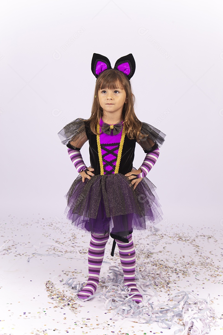 Linda menina fantasiada de bruxa sobre um fundo isolado branco.