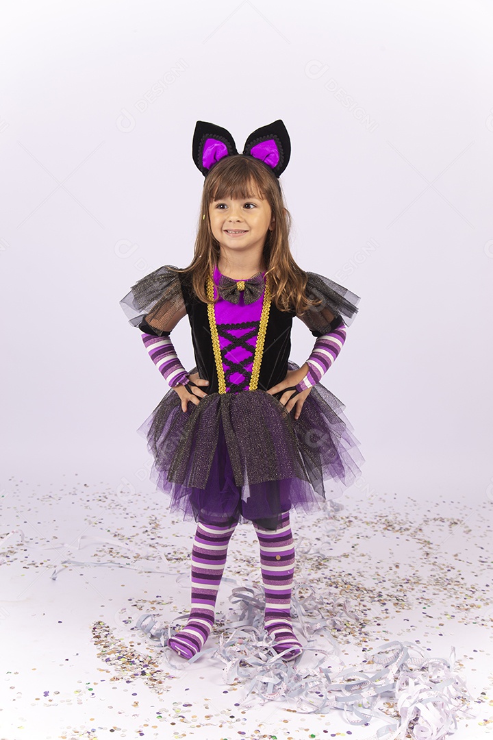 Linda menina fantasiada de bruxa sobre um fundo isolado branco.