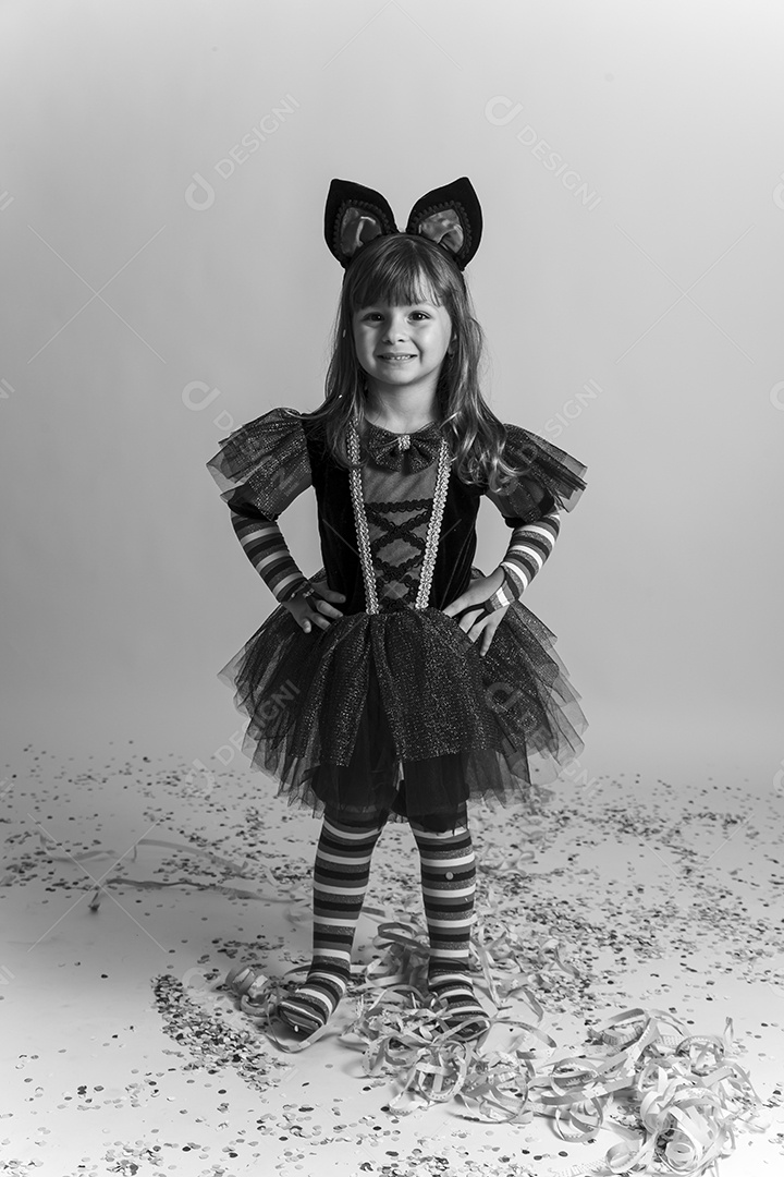 Linda menina fantasiada de bruxa sobre um fundo isolado branco.