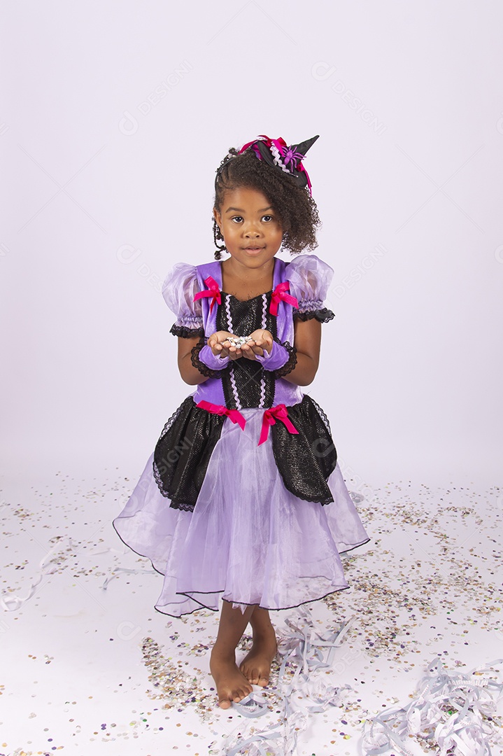 Linda menina fantasiada para o Halloween sobre um fundo isolado branco.