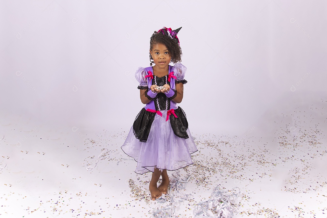 Linda menina fantasiada para o Halloween sobre um fundo isolado branco.