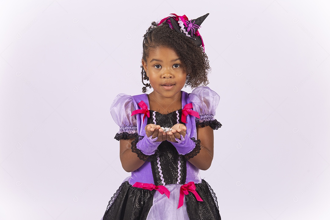 Linda menina fantasiada para o Halloween sobre um fundo isolado branco.