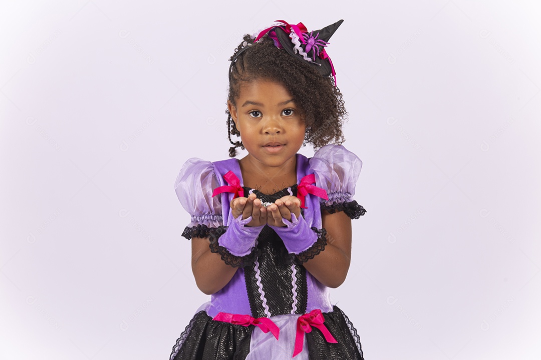 Linda menina fantasiada para o Halloween sobre um fundo isolado branco.