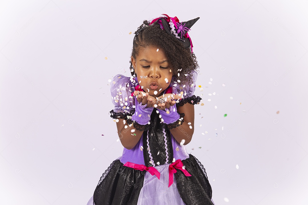 Linda menina fantasiada para o Halloween sobre um fundo isolado branco.