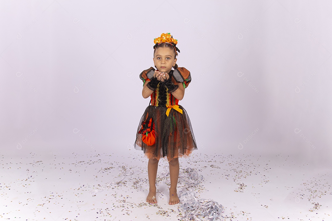 Linda menina fantasiada para o Halloween sobre um fundo isolado branco.