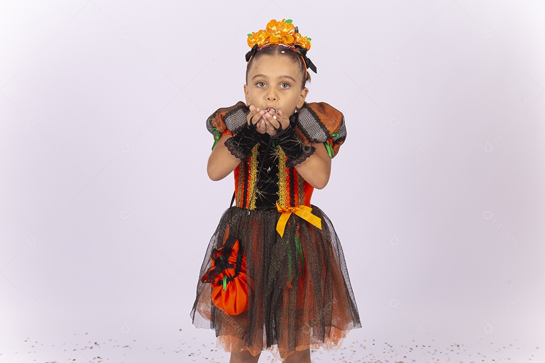 Linda menina fantasiada para o Halloween sobre um fundo isolado branco.