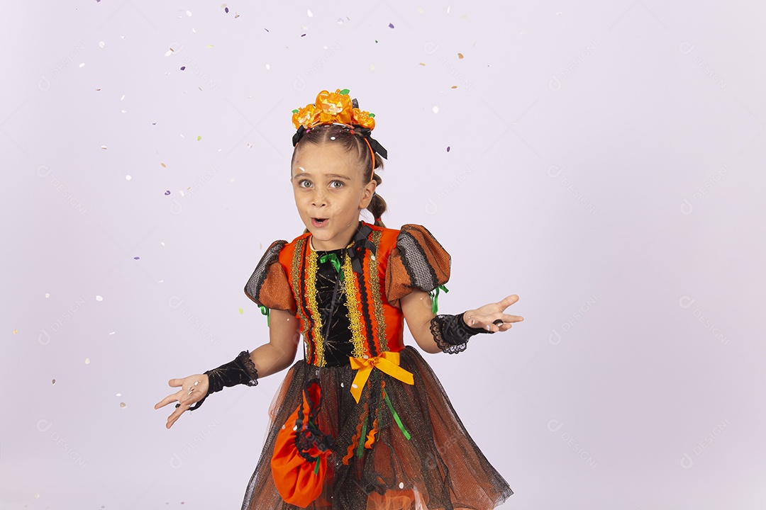 Linda menina fantasiada para o Halloween sobre um fundo isolado branco.