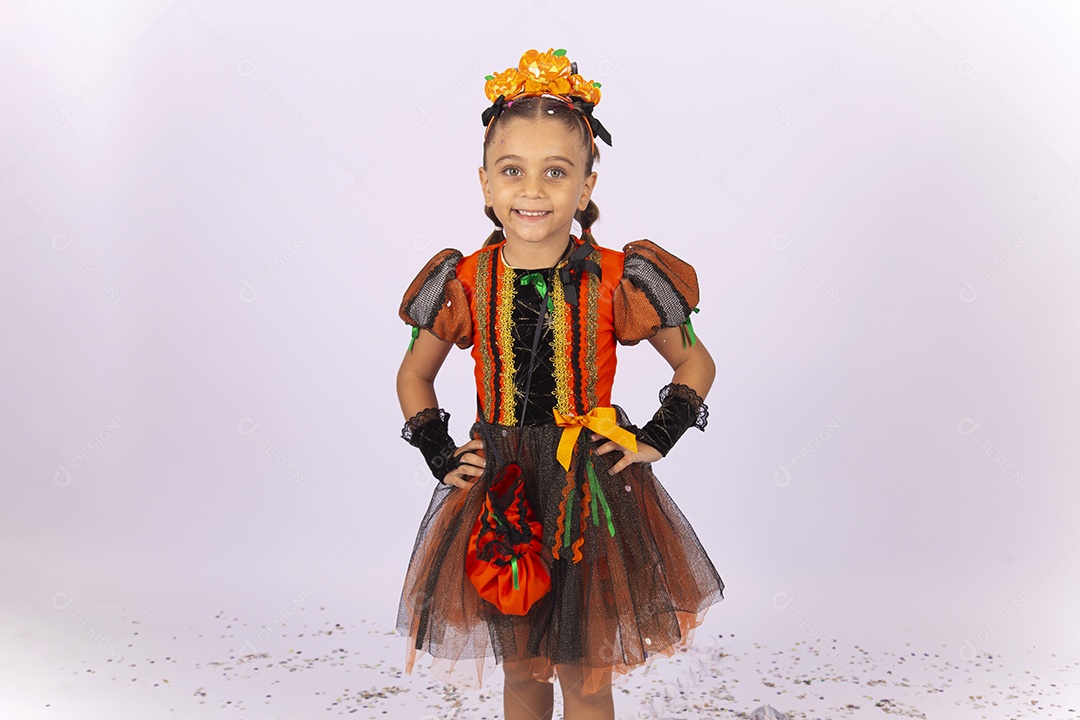 Linda menina fantasiada de bruxa sobre um fundo isolado branco.