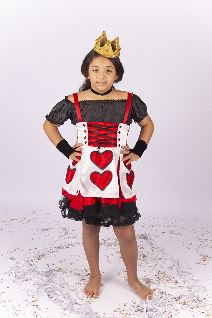 Menina fantasiada de rainha de copas para o Halloween.