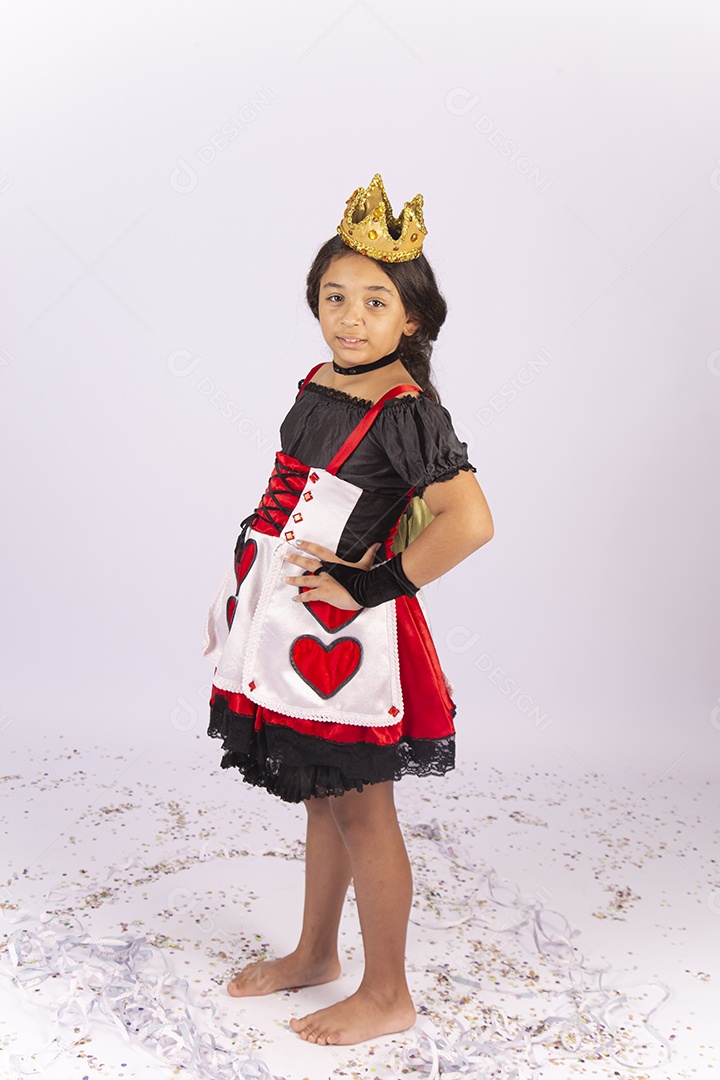 Menina fantasiada de rainha de copas para o Halloween.