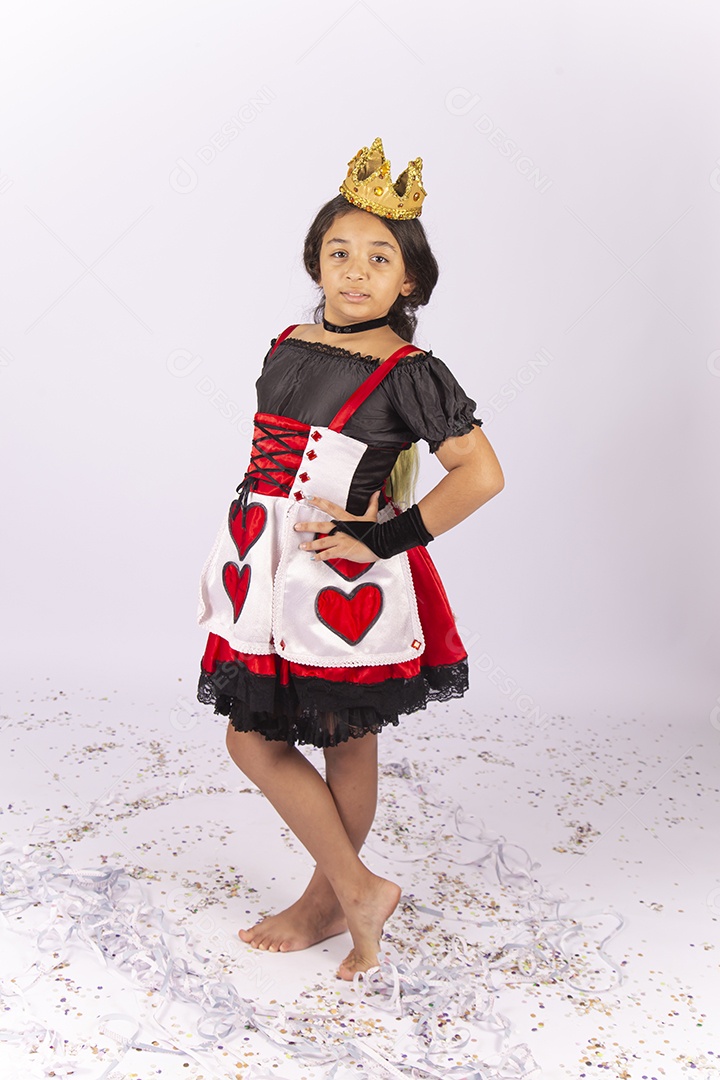 Menina fantasiada de rainha de copas para o Halloween.