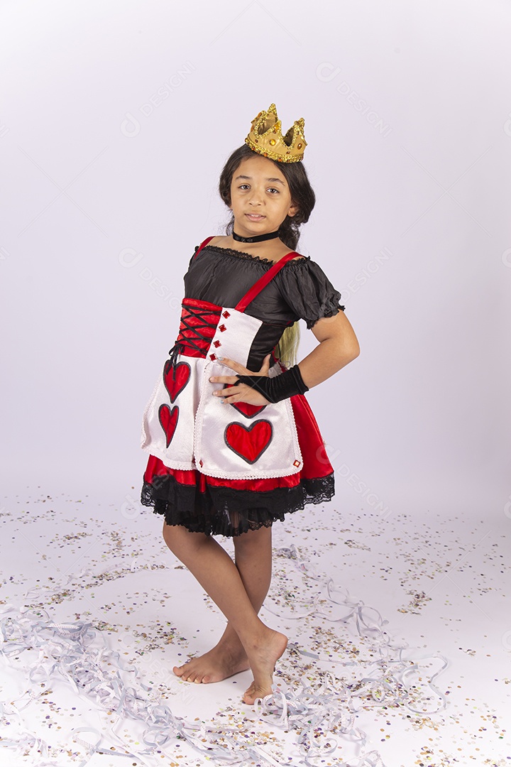 Menina fantasiada de rainha de copas para o Halloween.