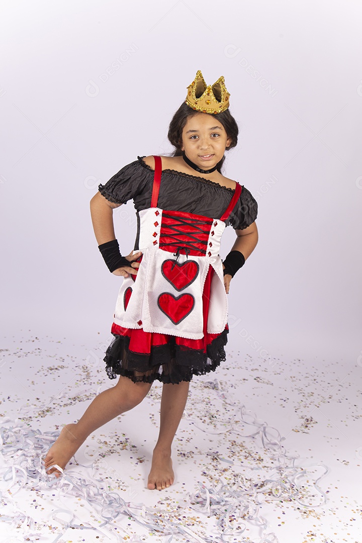 Menina fantasiada de rainha de copas para o Halloween.