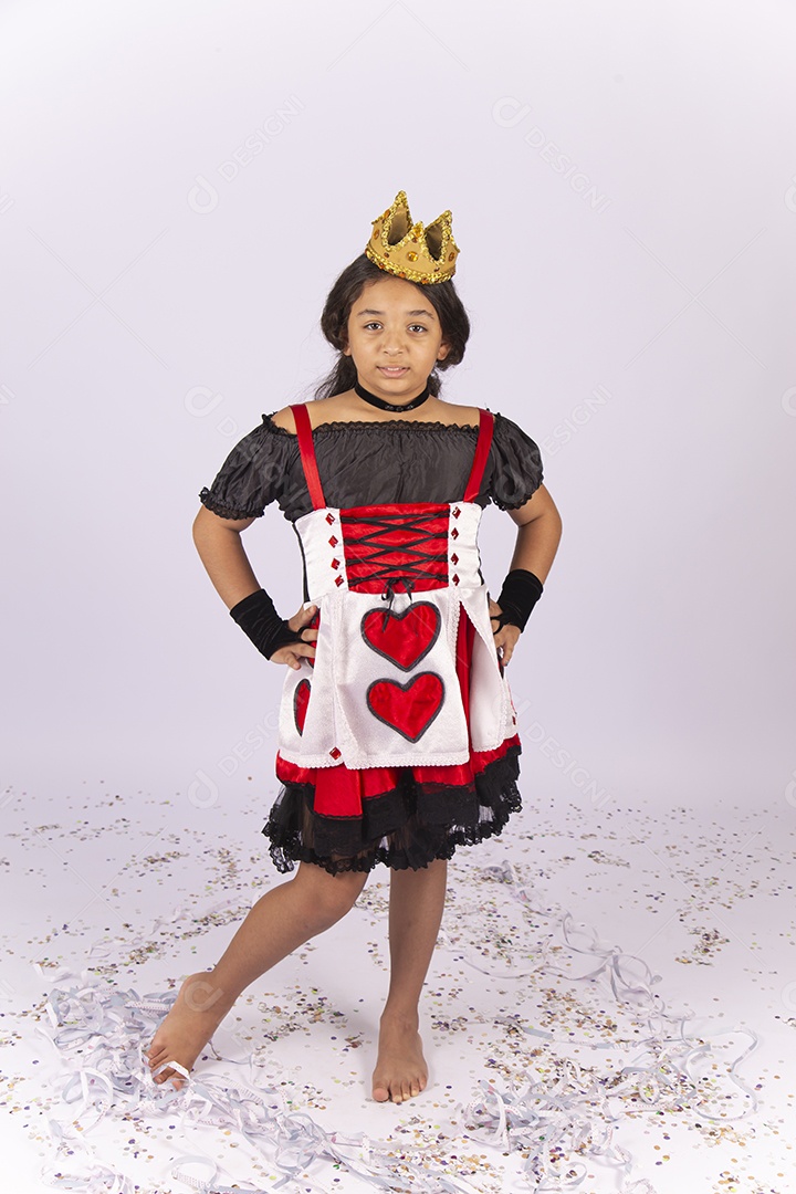 Menina fantasiada de rainha de copas para o Halloween.